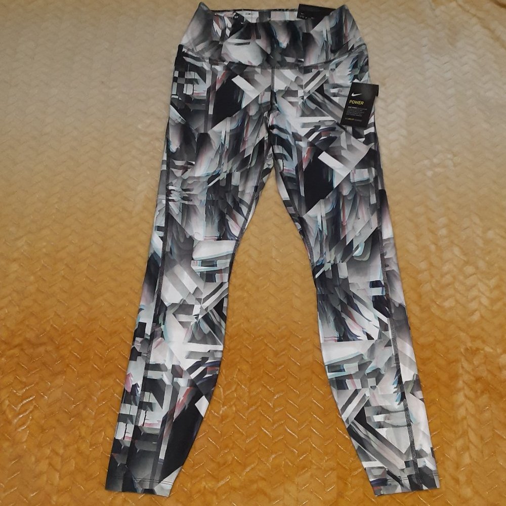 Women's Training Nike Legend Tight Hi Rise Size L. NWT.